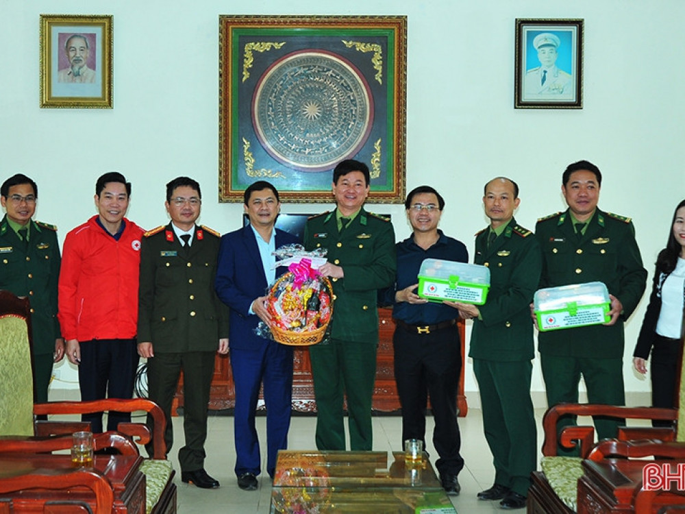 Phó Chủ tịch UBND tỉnh tặng quà tết cho các đối tượng chính sách tại Hương Khê